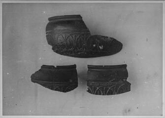 2 vues Film 14, cliché 20. Plusieurs fragments d'un vase incomplet.