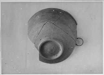 2 vues Film 14, cliché 23. Plusieurs fragments d'un vase incomplet.