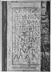 2 vues Film 14, cliché 29. Fragment d'inscription funéraire.
