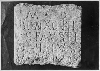 2 vues Film 15, cliché 8. Fragments d'autel votif : M.D. BONXORIUS FAUTINI FILIUS V.S--M.