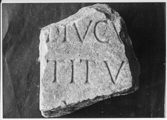 2 vues Film 15, cliché 10. Fragment d'autel votif : L.IVGV? TITV?V.