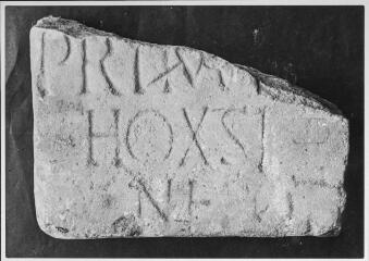 2 vues Film 15, cliché 13. Fragment d'inscription : PRIM? HOXSI NEPOT.