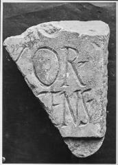 2 vues Film 15, cliché 14. Fragment d'inscription : ? XOR? SENS?