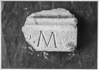 2 vues Film 15, cliché 18. Fragment d'inscription (d'autel votif ?) : M?..
