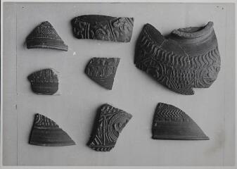 2 vues Film 15, cliché 25. Dix fragments de vases.