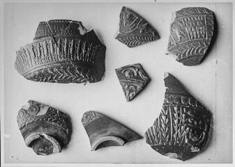 2 vues Film 15, cliché 27. Dix fragments de vases.