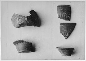 2 vues Film 15, cliché 29. Six fragments de vases.