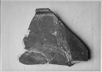 2 vues Film 15, cliché 32. Trois fragments se raccordant, d'un plat dit auréolé.