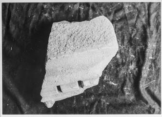 2 vues Film 17, cliché 18. Fragment d'entablement.