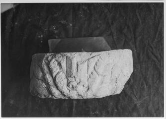 2 vues Film 17, cliché 42. Fragment de chapiteau.