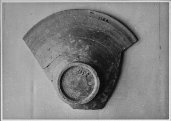 2 vues Film 18, cliché 8. Deux fragments se raccordant, d'un plat.