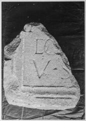 2 vues Film 18, cliché 14. Fragment d'inscription : DO.-V.-S.-.