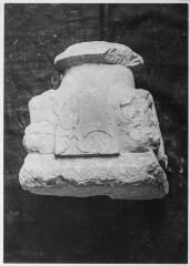 2 vues Film 18, cliché 30. Chapiteau armorié.