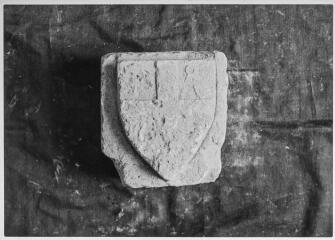 2 vues Film 19, cliché 35. Armoiries. En haut à droite : marteau à deux pointes. En haut à gauche : tenailles.