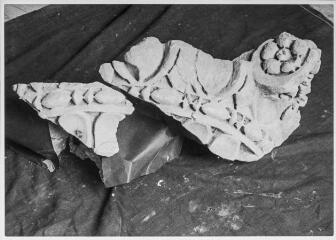 2 vues Film 20, cliché 1. Deux fragments d'un chapiteau (se raccordant).