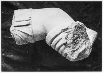 2 vues Film 20, cliché 18. Fragment de bras nu. Marbre blanc. Inventaire spécial des statues du Forum.