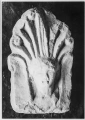 2 vues Film 20, cliché 32. Antéfixe.