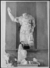 2 vues Film 20, cliché 40. Statue mutilée d'empereur cuirassé. Marbre blanc. Inventaire spécial des statues du Forum.
