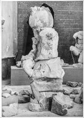 2 vues Film 20, cliché 43. Partie centrale du monument triomphal. Inventaire spécial des statues du Forum.