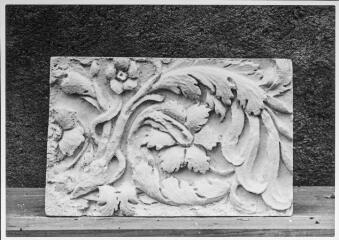 2 vues Film 21, cliché 20. Moulage d'un fragment de frise de feuillages.