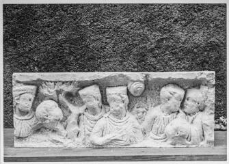 2 vues Film 21, cliché 24. Moulage d'un fragment de sarcophage.