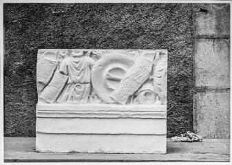 2 vues Film 21, cliché 32. Moulage d'un fragment de frise décorée d'un trophée.