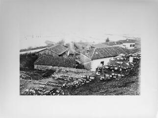 1 vue Vue du sommet des gradins. On remarque un bloc de marbre percé d'un trou cylindrique. Ce type de bloc servait au maintien des mâts du velum (voile tendu au-dessus de la cavea pour protéger les spectateurs du soleil ou de la pluie). [Légende du catalogue de l'exposition