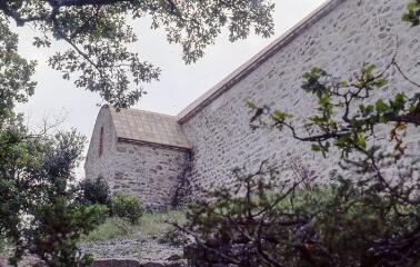 3 vues Vues latérales de l'ermitage Saint-Jacques de Calahons.