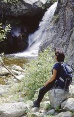 3 vues Portrait d'une femme assise sur un rocher, près d'une cascade, dans les gorges.