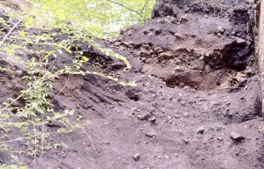 2 vues Ancien site minier du Salver : vues de différentes strates du terrain.