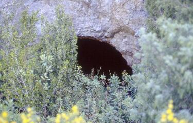 2 vues Entrée de la grotte de la Trémoine (ancienne mine de fer).