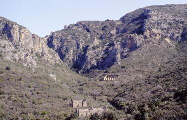 5 vues Vues générales du paysage : au premier plan, ruines d'habitations, au second plan, les trémies près de l'entrée de l'ancienne mine de fer.