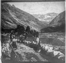 1 vue Sur le chemin proche de la chapelle : vue de femmes et d'enfants sur des ânes. Au fond le cirque de Gavarnie.