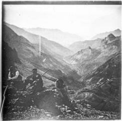 1 vue Vue de la vallée et de militaires.