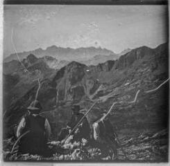 1 vue Vue de trois montagnards et de montagnes.
