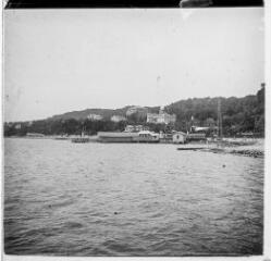 1 vue Lieu à identifier : rade de Toulon ou côte basque ? Vue de trois belles demeures sur la côte.