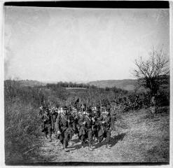 1 vue Des militaires marchant sur un chemin, avec leur équipement.
