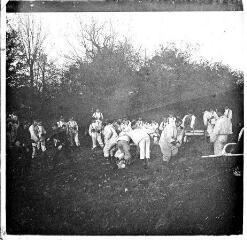 1 vue Entraînement sportif des militaires (mêlée). L'officier s'échappe.
