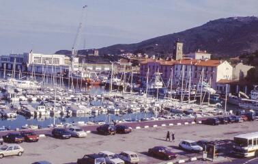 2 vues Port-Vendres. Le port et le quartier de la tour de l'horloge.