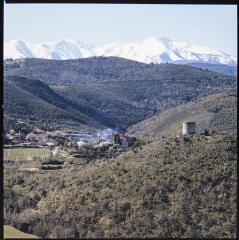1 vue Castelnou. Vue de la tour à signaux sur une colline et du massif du Canigou en arrière-plan.