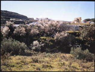 2 vues Thuir. Vues sur les hauteurs du bâtiment d'exploitation de la carrière de Sainte-Colombe (fumée).