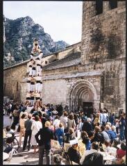 6 vues Villefranche-de-Conflent. La fête sur la place devant l'église Saint-Jacques : les Castellers (tours, pyramides humaines) et les spectateurs.