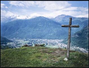 5 vues Bagnères-de-Luchon. Vues d'une croix sur une hauteur et de la ville dans la vallée.