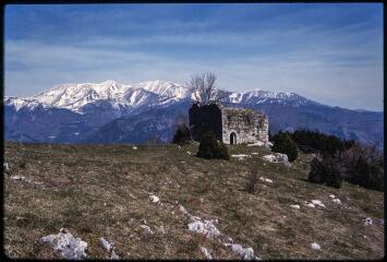 1 vue Vue générale de la chapelle Sainte-Marguerite située au col d'Ares, avec en arrière-plan les hauts sommets.