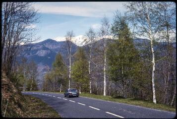 1 vue La route et vue vers les hauts sommets enneigés.