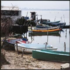 3 vues Barques et filets de pêche au bord de l'eau.