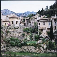 1 vue L'abbaye de Gellone et les maisons en pierre avec leur jardin.
