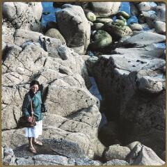 1 vue Portrait d'une femme photographe dans les rochers.