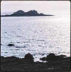 1 vue Vue d'un îlot rocheux.