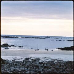 1 vue Vue sur une plage (avec bateaux) et d'amas rocheux dans l'océan.